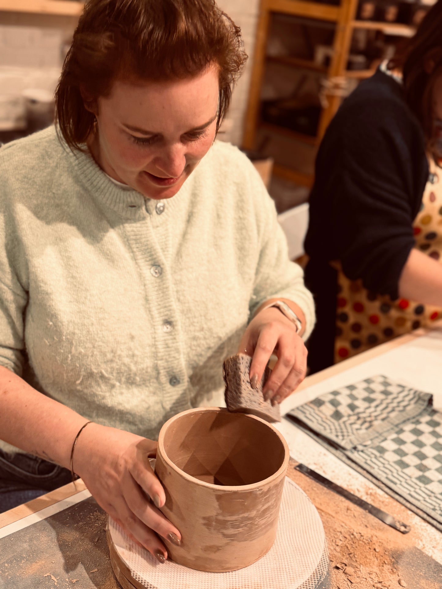 3 plantenpotten met de sgraffito techniek - 3 lessen.