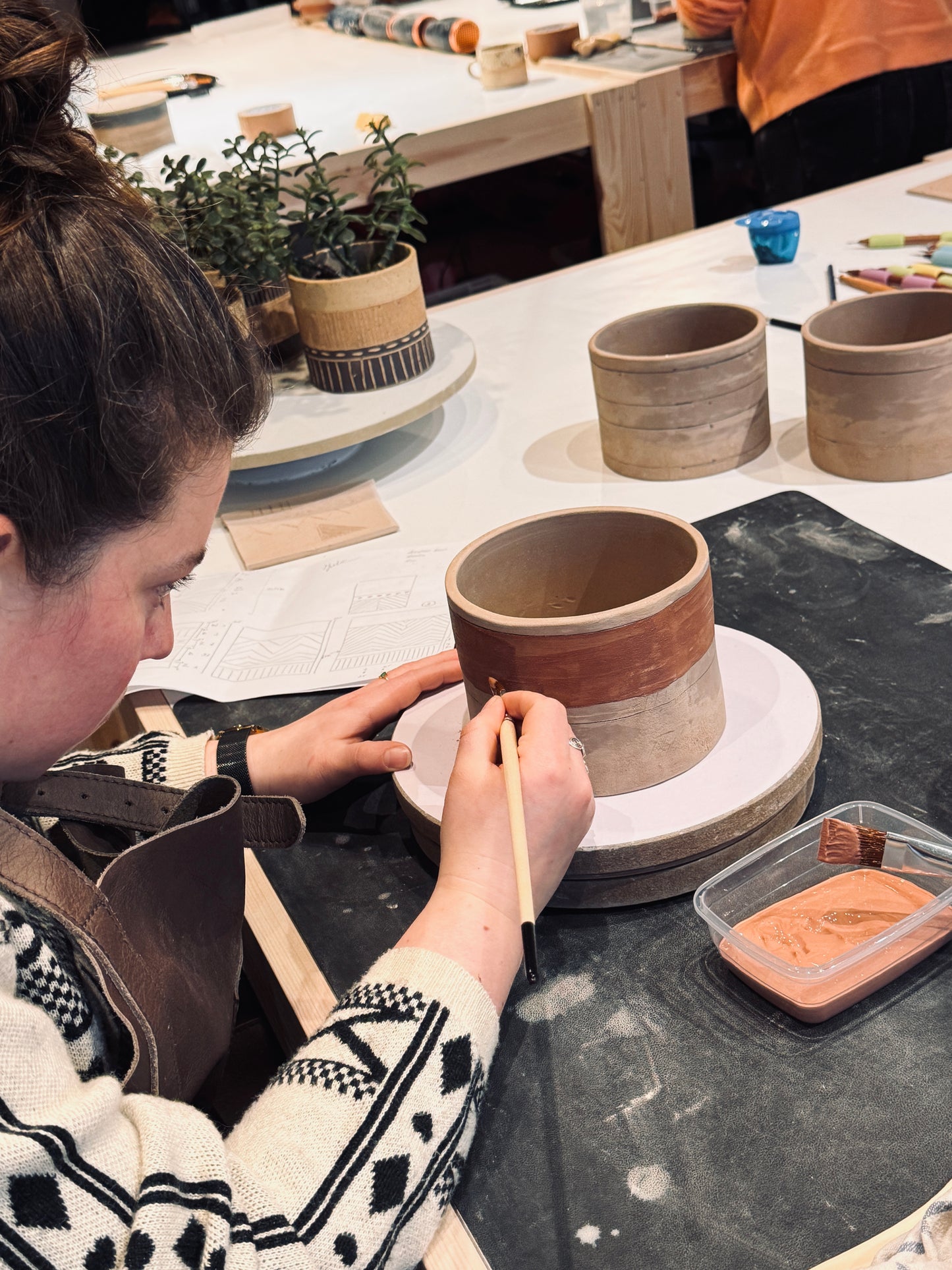 3 plantenpotten met de sgraffito techniek - 3 lessen.
